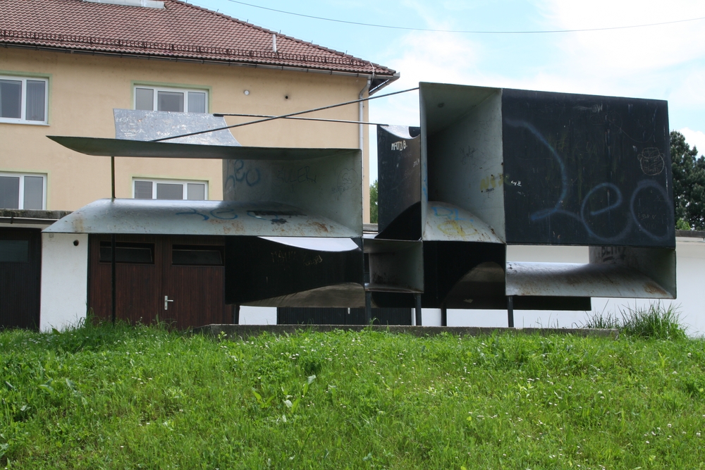 Fotografia przedstawiająca Rzeźba Janusza Jarnuszkiewicza w Ravne na Koroškem