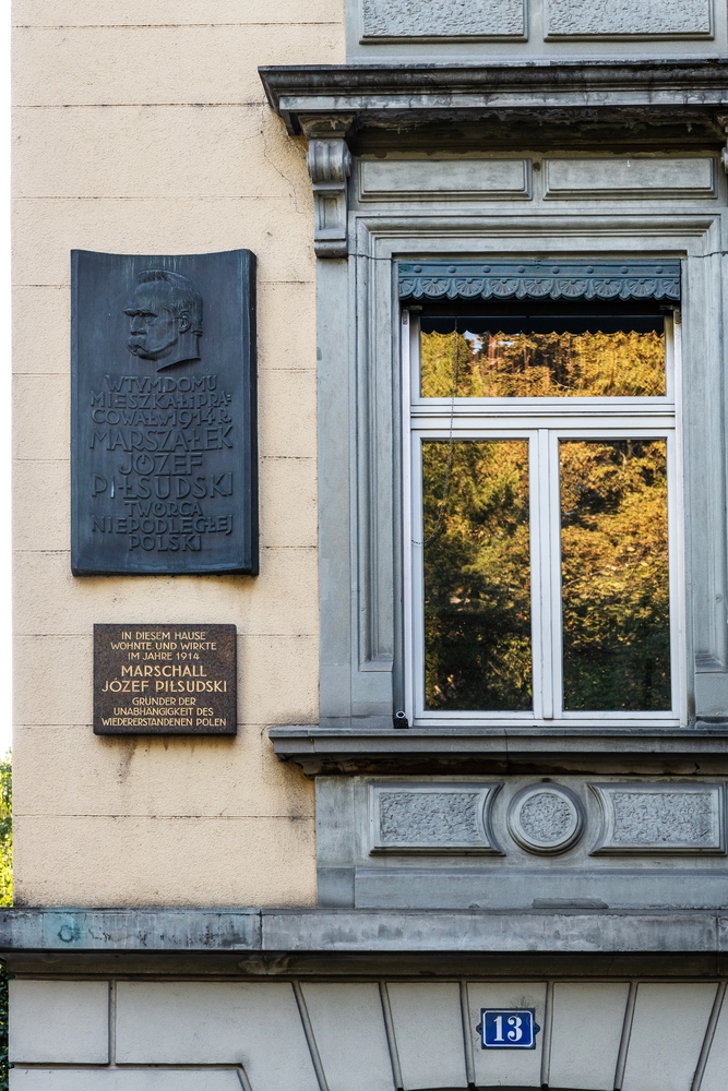 Fotografia przedstawiająca Plaques commemorating Jozef Pilsudski\'s stay in Zurich in 1914.