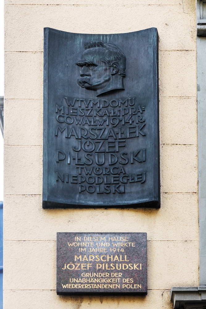 Fotografia przedstawiająca Plaques commemorating Jozef Pilsudski\'s stay in Zurich in 1914.