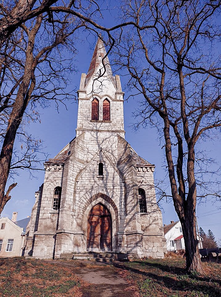 Fotografia przedstawiająca Kościół parafialny pw. Matki Boskiej Częstochowskiej w Demni