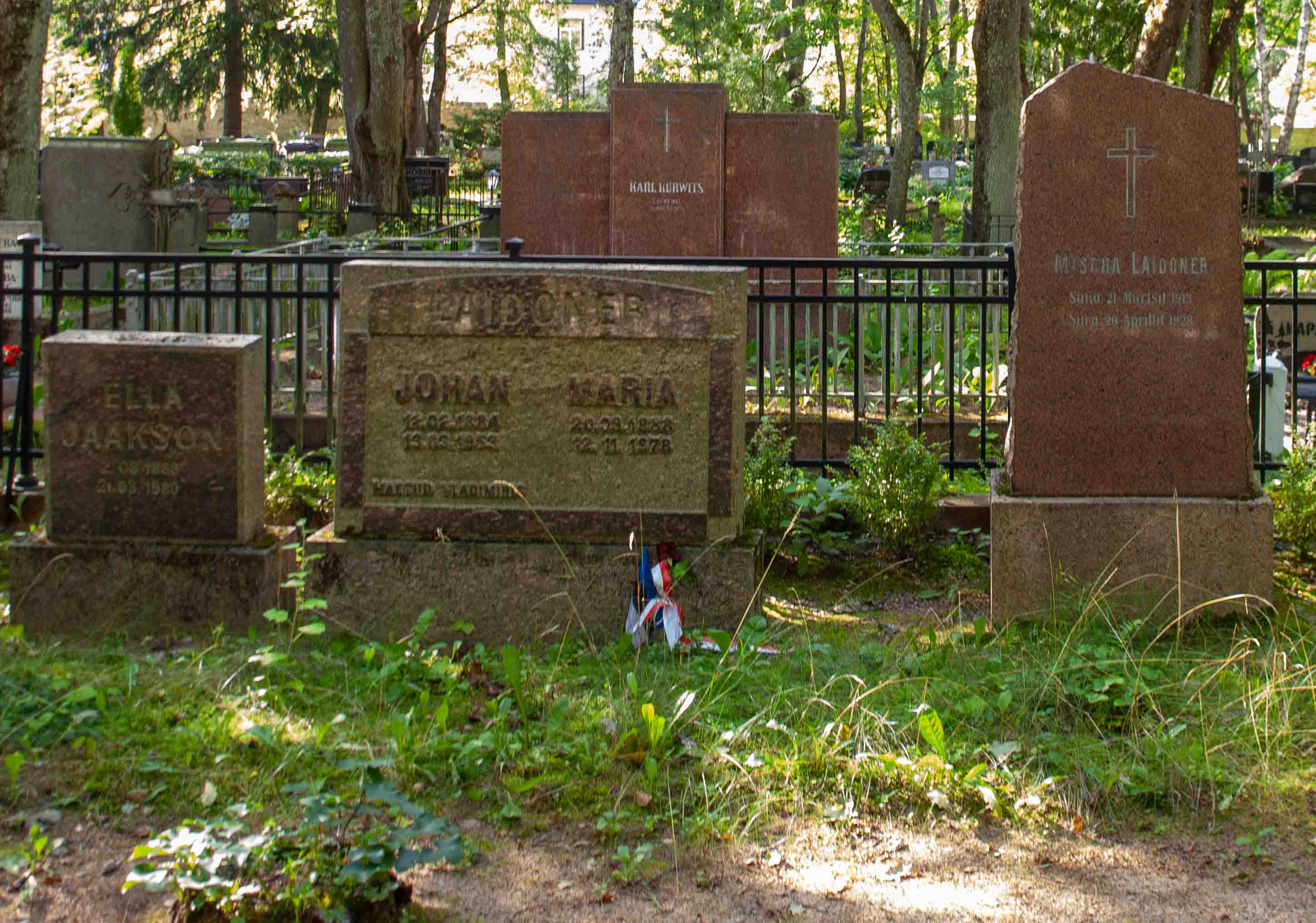 Photo montrant Siselinna and Poolamägi Cemetery in Tallinn