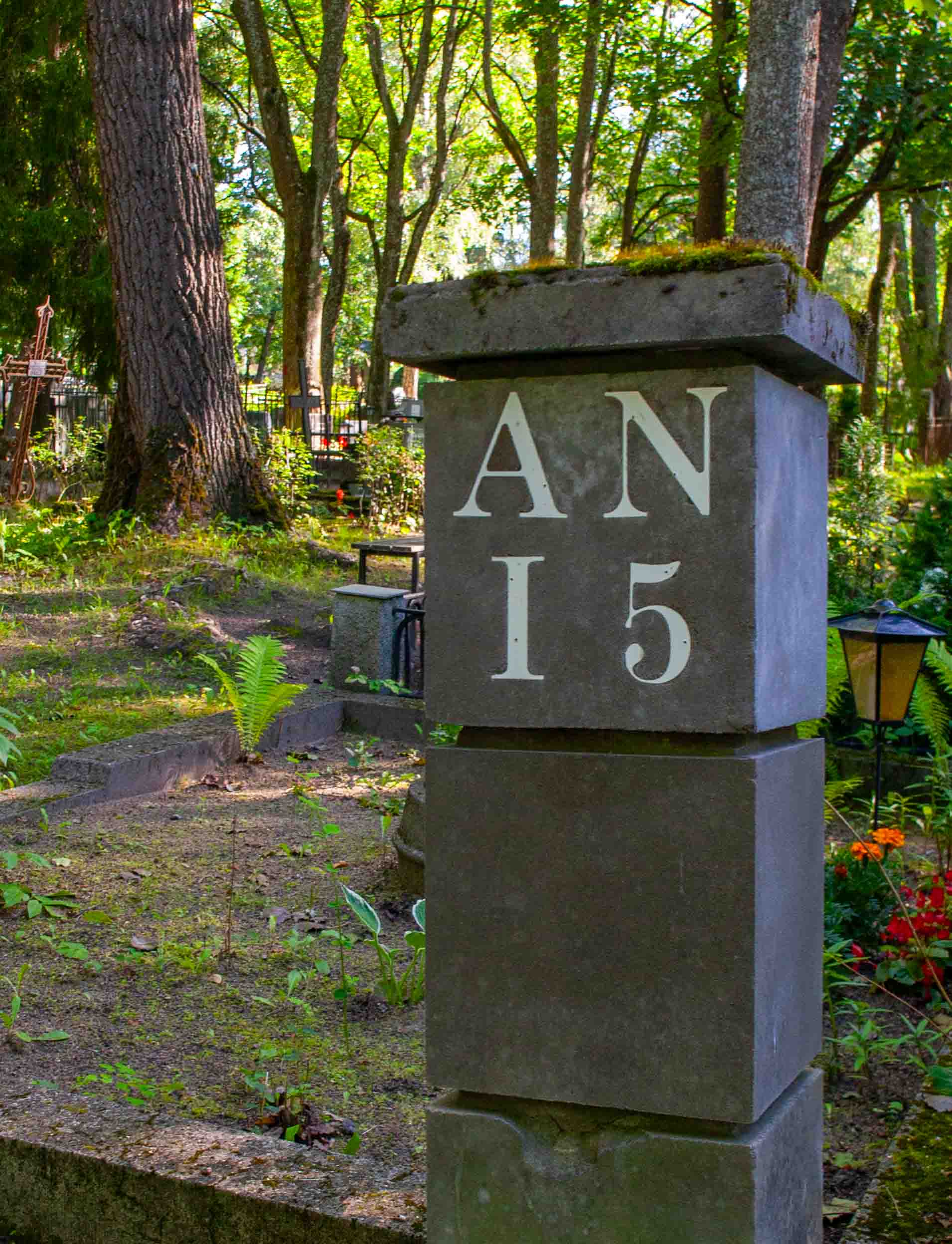 Photo montrant Siselinna and Poolamägi Cemetery in Tallinn