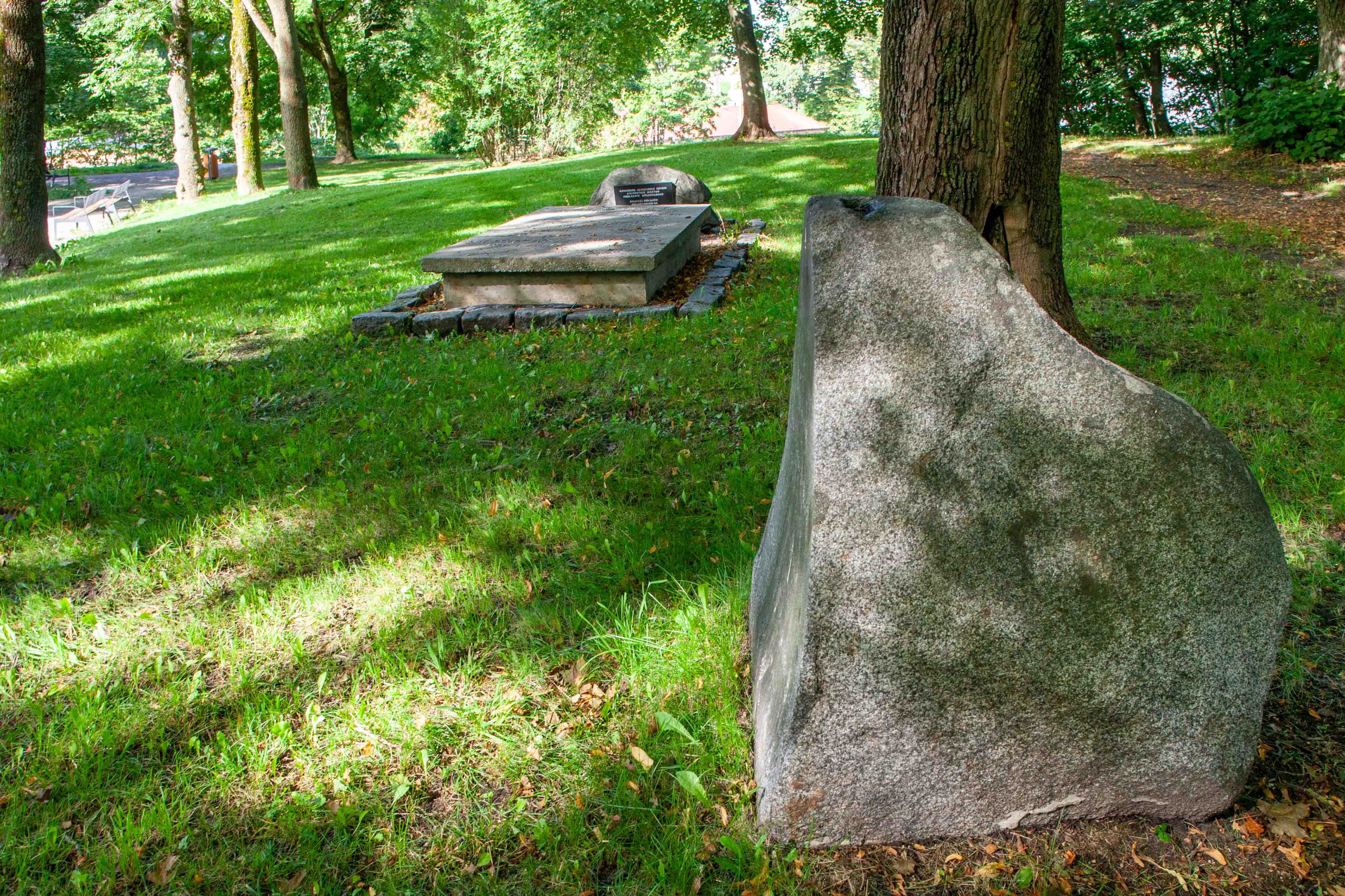 Photo montrant Siselinna and Poolamägi Cemetery in Tallinn