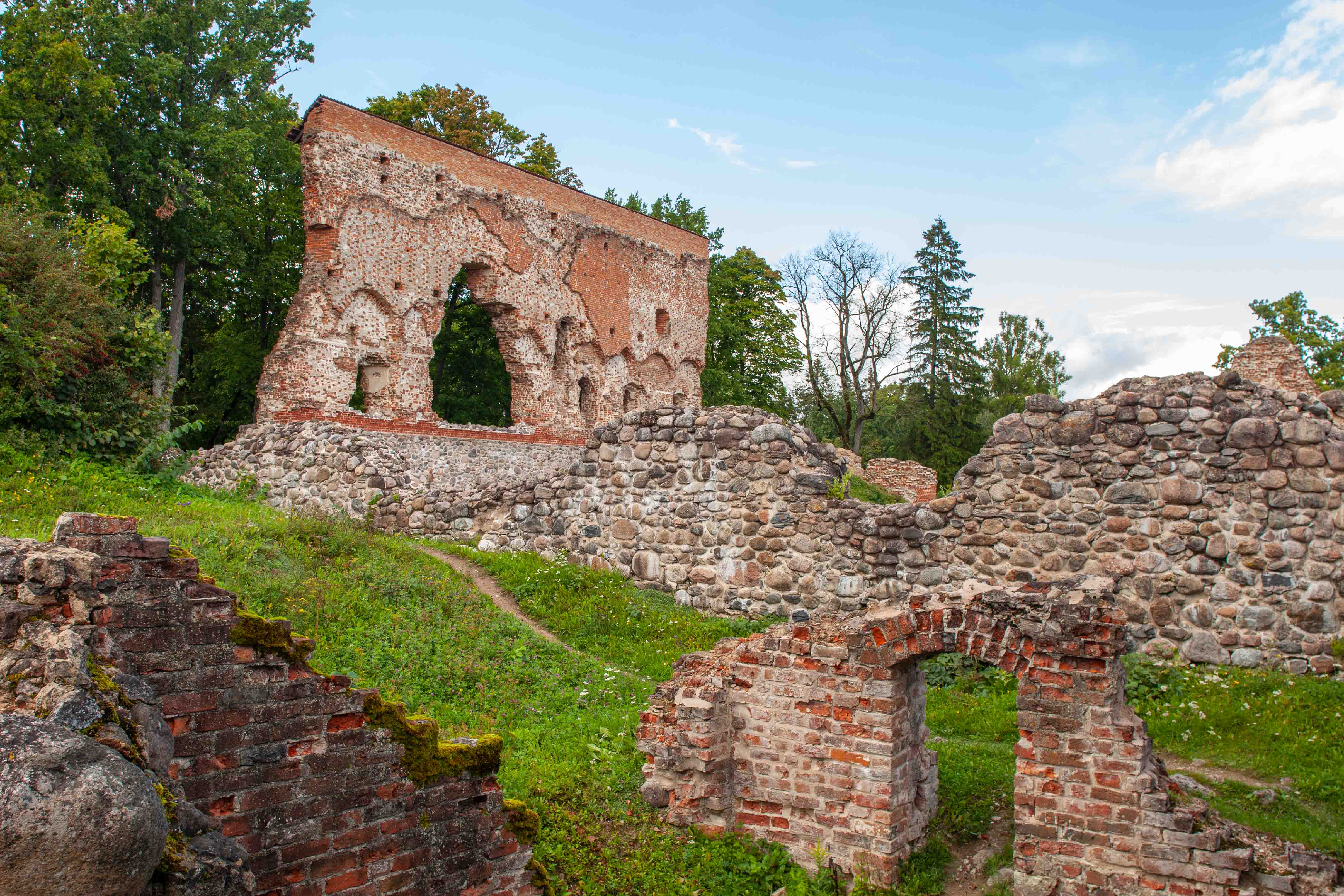 Fotografia przedstawiająca St John\'s Castle and Church in Viljandi