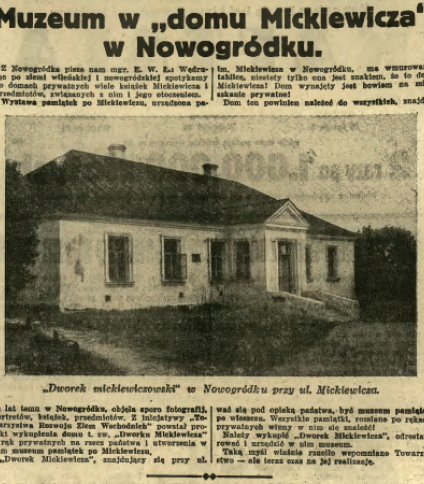 Wycinanka z gazety z 1936 roku przedstawiająca Dworek Mickiewicza w Nowogródku z wystawą pamiątek po Mickiewiczu. Budynek jest parterowy z dachem dwuspadowym i centralnym wejściem.