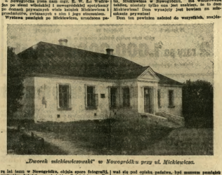 Wycinanka z gazety z 1936 roku przedstawiająca Dworek Mickiewicza w Nowogródku z wystawą pamiątek po Mickiewiczu. Budynek jest parterowy z dachem dwuspadowym i centralnym wejściem.