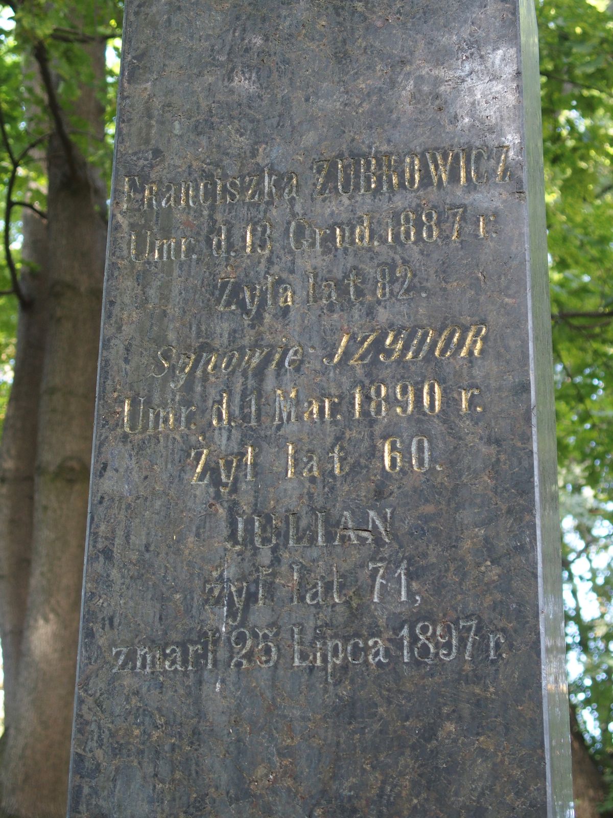Fragment grobowica rodziny Zubkowiczów, z widoczną inskrypcją,cmentarz Bajkowa w Kijowie, stan z 2021.
