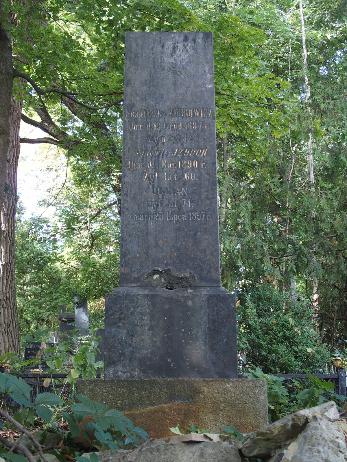 Grobowiec rodziny Zubkowiczów, cmentarz Bajkowa w Kijowie, stan z 2021.