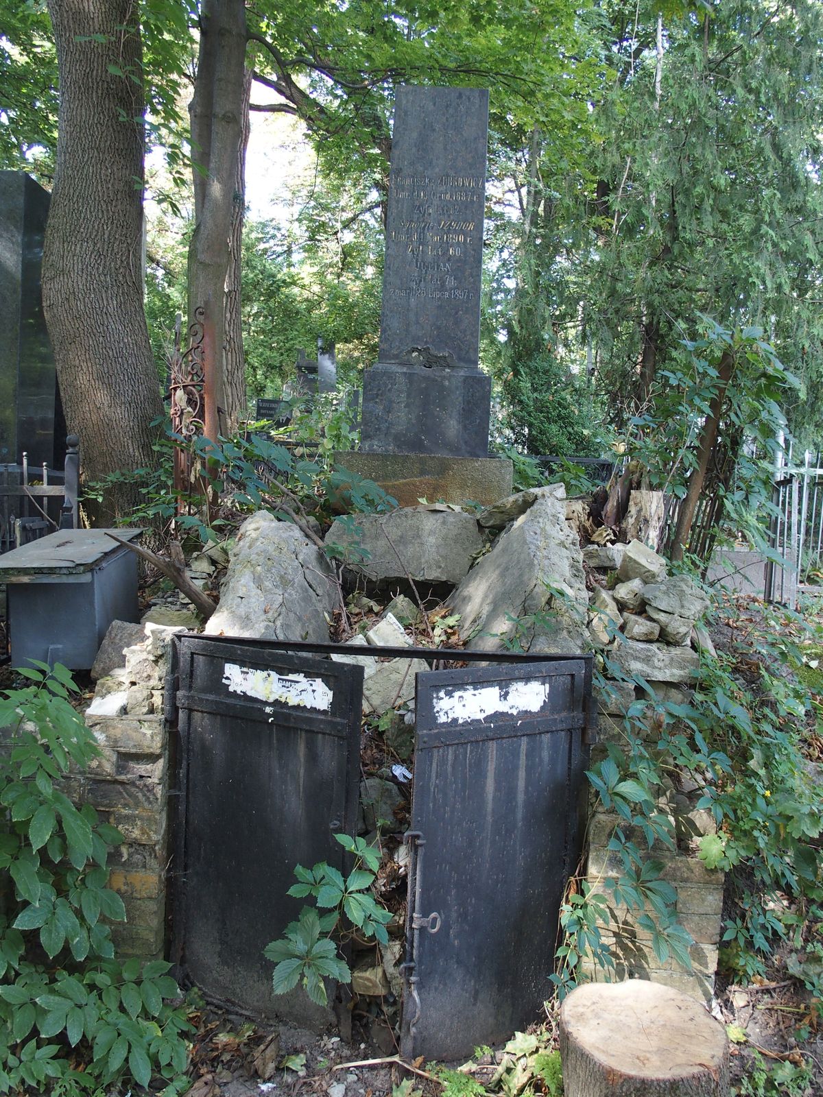 Grobowiec rodziny Zubkowiczów, cmentarz Bajkowa w Kijowie, stan z 2021.
