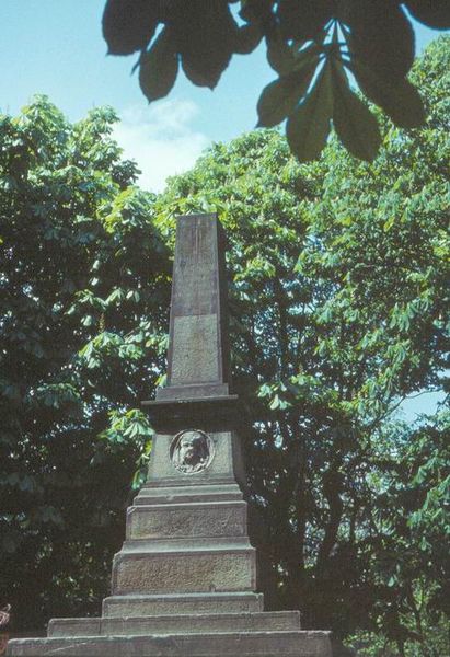 Fotografia przedstawiająca Pomnik Teofila Wiśniowskiego i Józefa Kapuścińskiego na Górze Stracenia