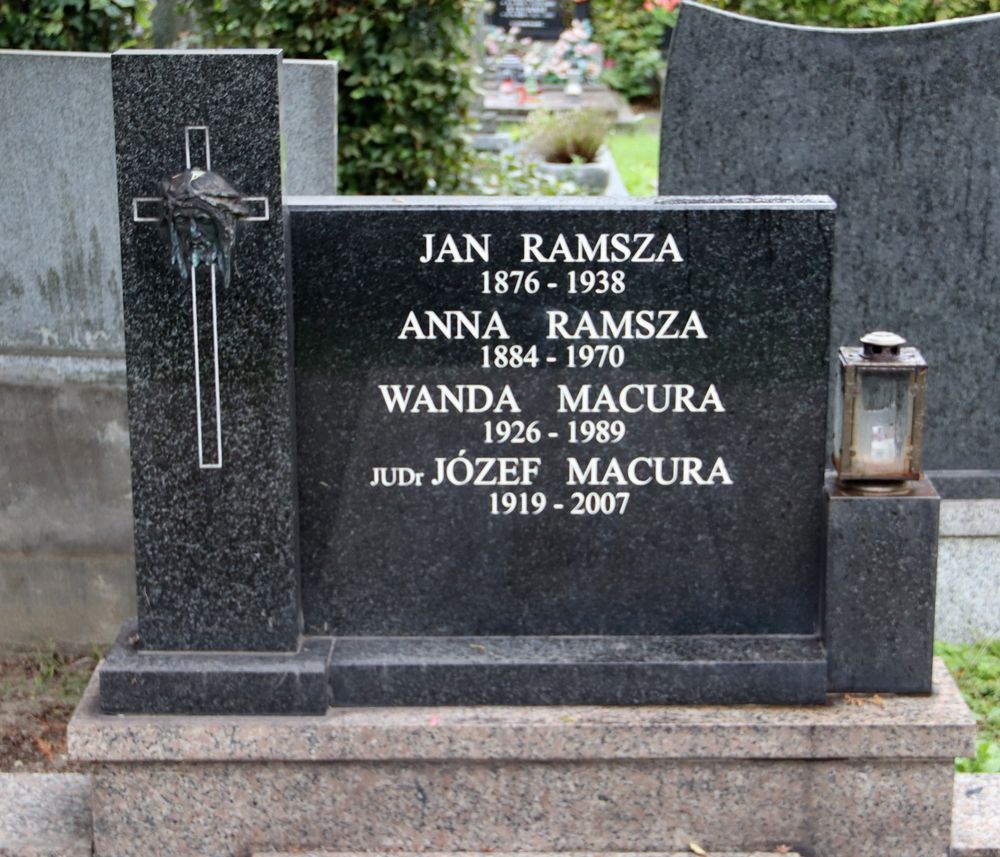 Fotografia przedstawiająca Tombstone of the Ramsza and Macura families