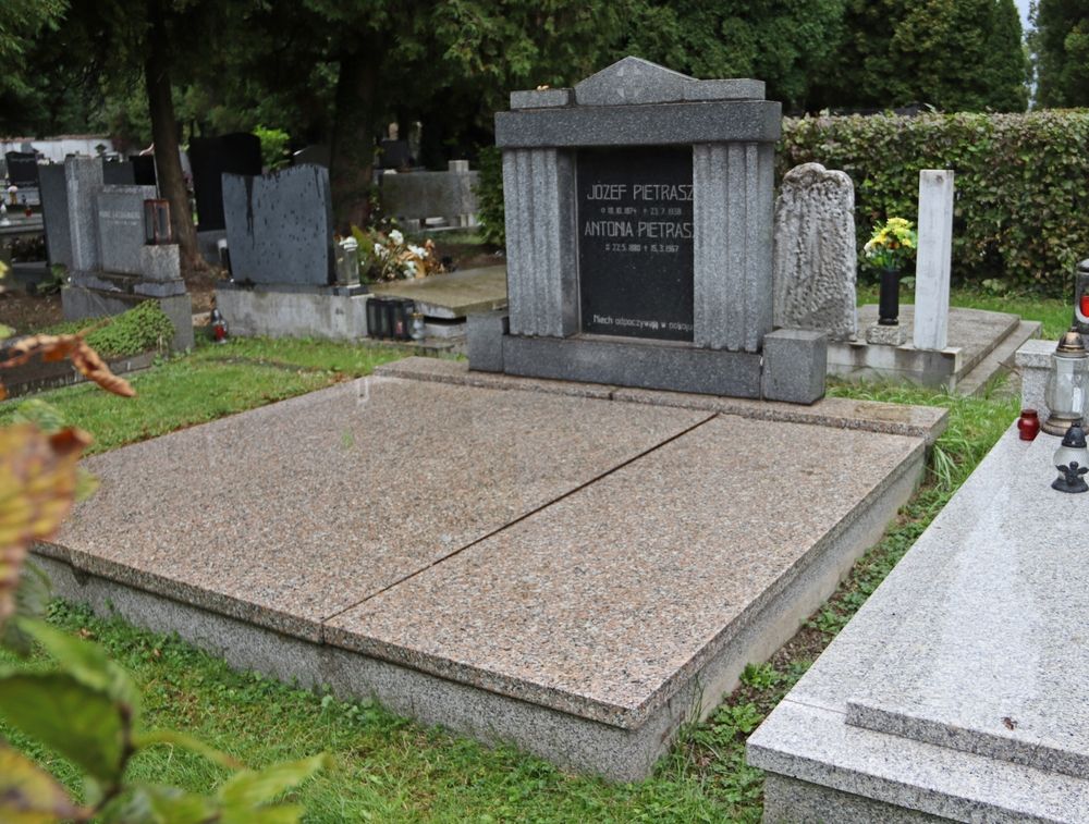 Photo montrant Tombstone of Josef and Antonia Pietrasz