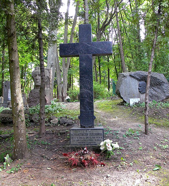 Fotografia przedstawiająca Marian Zdziechowski\'s tombstone in the military cemetery in Antokol in Vilnius