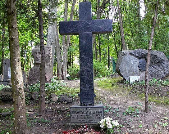 Photo montrant Marian Zdziechowski\'s tombstone in the military cemetery in Antokol in Vilnius