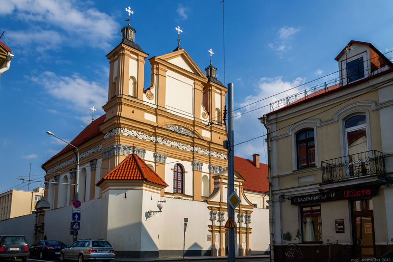 Fotografia przedstawiająca Portal boczny kościoła pobrygidzkiego pw. Zwiastowania Najświętszej Marii Panny w Grodnie