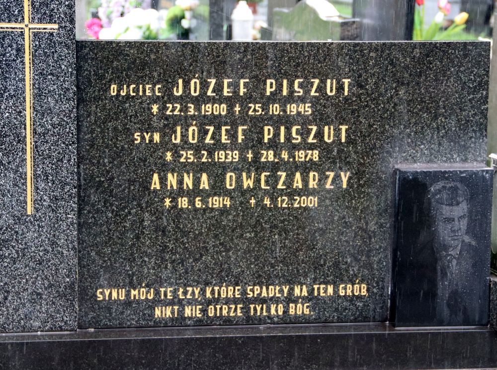 Fotografia przedstawiająca Nagrobek Józefa i Józefa Piszutów i Anny Owczarzy