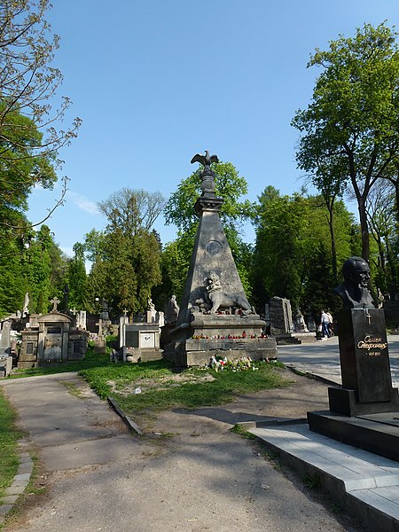 Fotografia przedstawiająca Pomniki nagrobne bohaterów powstania listopadowego we Lwowie i Łopatynie