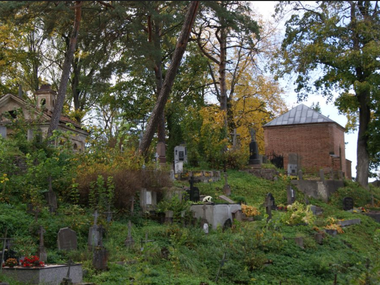 Fotografia przedstawiająca Cemetery of the Parish of Saints Peter and Paul in Antokolė in Vilnius