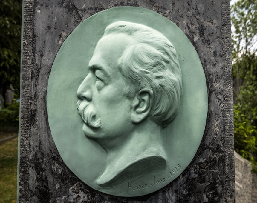 Bronze medallion with a profile portrait of Józef Wieniawski on his tombstone at Ixelles Cemetery, Brussels. The medallion is signed by Hendrik Joos, 1913.