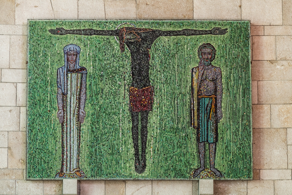Fotografia przedstawiająca Mosaic by Tadeusz Fuss-Kaden in the Holy Trinity Parish Church in Bellach