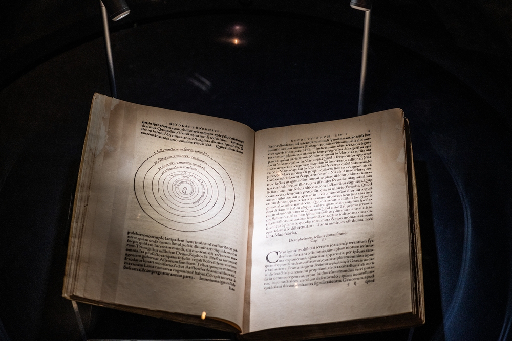 Photo montrant \"De revolutionibus orbium coelestium\" by Nicolaus Copernicus in the collection of the Polish Museum in Rapperswil