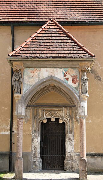 Photo montrant Outer castle chapel, the so-called Hedwig Chapel in Burghausen