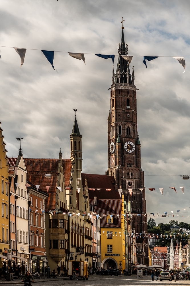 Fotografia przedstawiająca Witraż z przedstawieniem Jerzego Bogatego i  Jadwigi Jagiellonki w ratuszu w Landshut