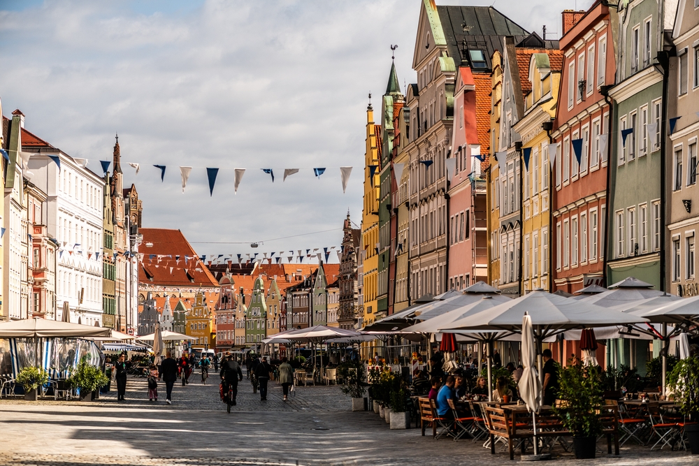 Fotografia przedstawiająca Witraż z przedstawieniem Jerzego Bogatego i  Jadwigi Jagiellonki w ratuszu w Landshut