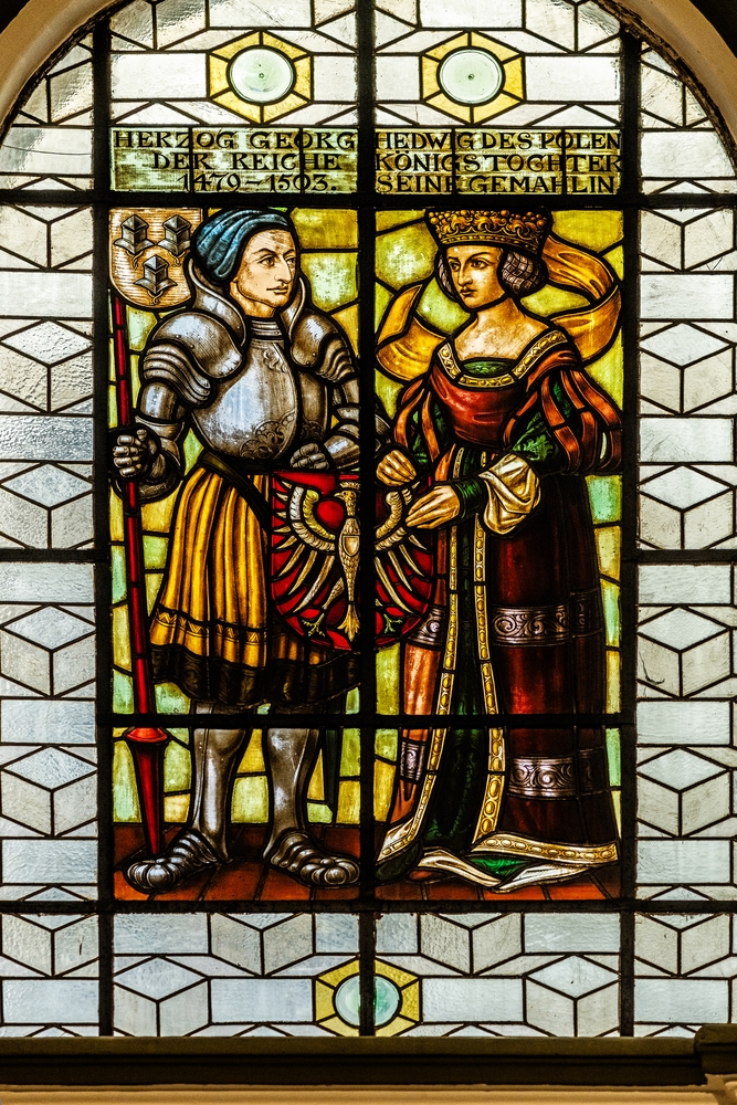 Fotografia przedstawiająca Stained glass window depicting George the Rich and Hedwig the Jagiellonian in the Landshut town hall