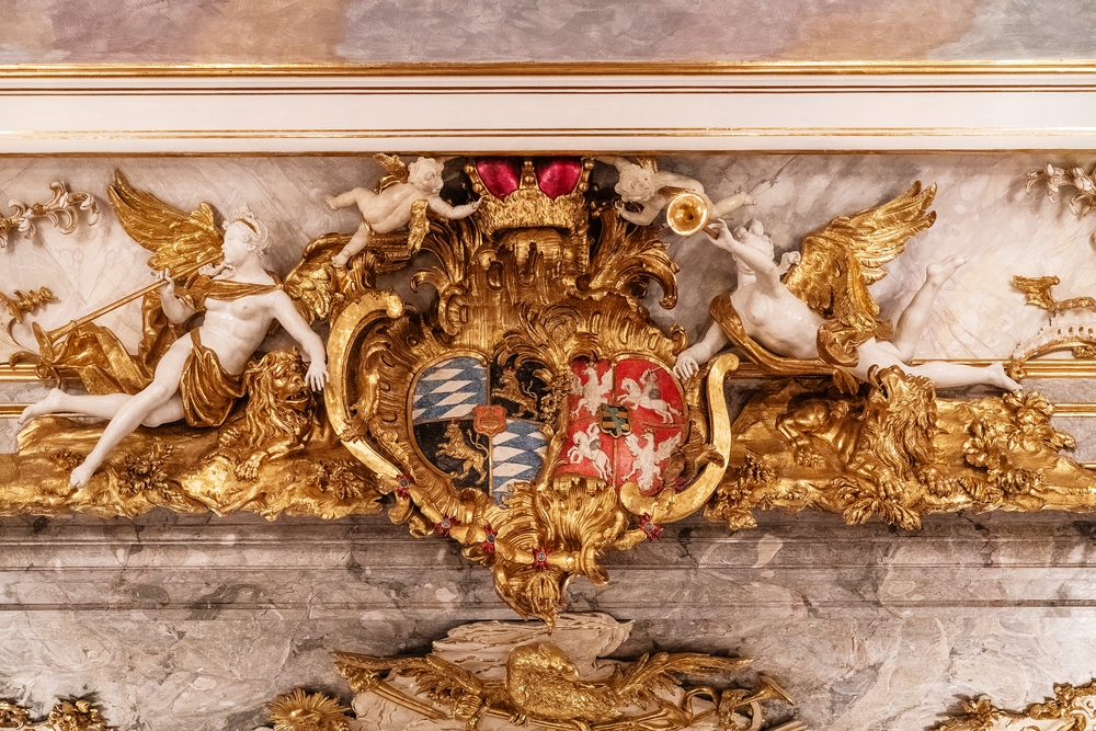 Photo montrant Cartouche with the coats of arms of Maximilian III Joseph Wittelsbach and Marie Anna Wettin at the Cuvilliés Theatre in Munich