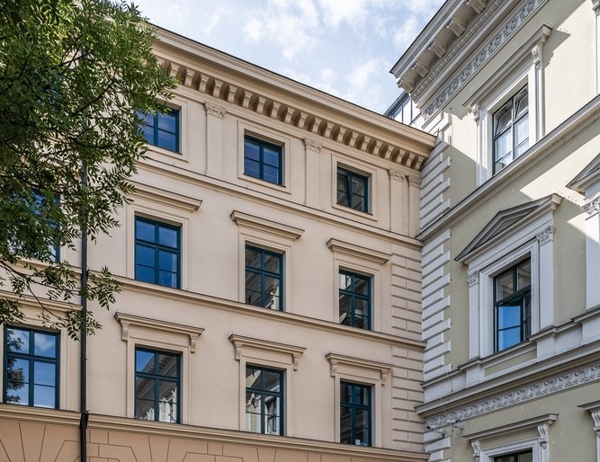 A classicist three-storey building with arched windows and bicycles parked in front of it, located at Odeonsplatz 2 in Munich, where Frédéric Chopin stayed in 1831.