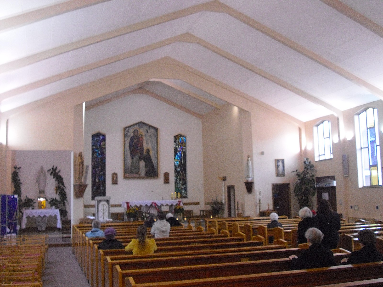 Fotografia przedstawiająca Zespół dekoracyjny wnętrza Parafii św. Stanisława Kostki w Coventry