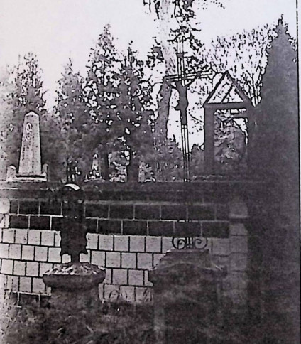 Grób Agnieszki i Michała Mroczkowskich oznaczony ozdobnym żeliwnym krzyżem na dwustopniowym cokole. Krzyż z motywem stylizowanego trójliścia i figurą Chrystusa. Widoczne spirale i rytowana tabliczka.