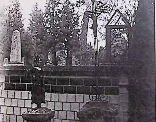 Grób Agnieszki i Michała Mroczkowskich oznaczony ozdobnym żeliwnym krzyżem na dwustopniowym cokole. Krzyż z motywem stylizowanego trójliścia i figurą Chrystusa. Widoczne spirale i rytowana tabliczka.