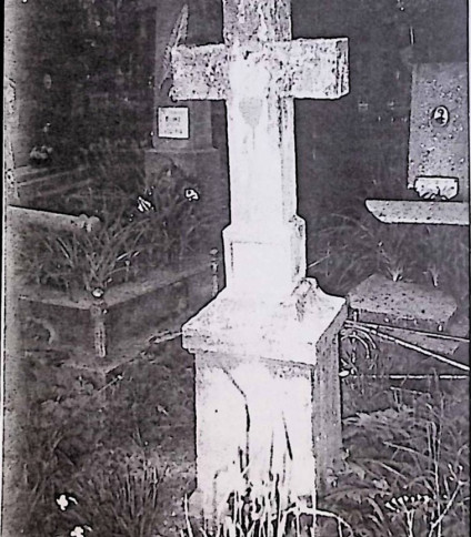 Nagrobek Anieli Piotroskiej z prostym krzyżem na cokole. Krzyż z napisem IHS i płomienistym sercem na skrzyżowaniu ramion. Cokół z rytym napisem z przodu.