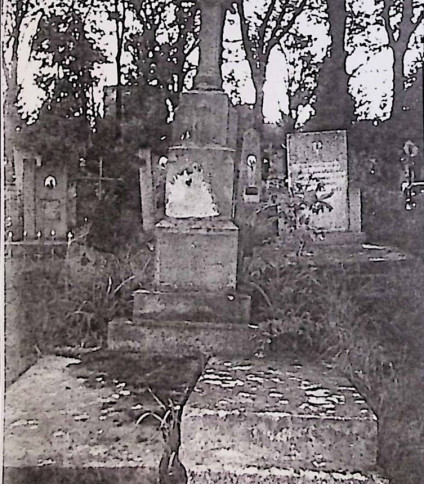 Grób Agnieszki i Szymona Roslanowskich z dwoma płytami nagrobnymi i krzyżem na trzystopniowym cokole. Krzyż z medalionem z płaskorzeźbą Chrystusa w koronie cierniowej.