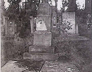 Grób Agnieszki i Szymona Roslanowskich z dwoma płytami nagrobnymi i krzyżem na trzystopniowym cokole. Krzyż z medalionem z płaskorzeźbą Chrystusa w koronie cierniowej.