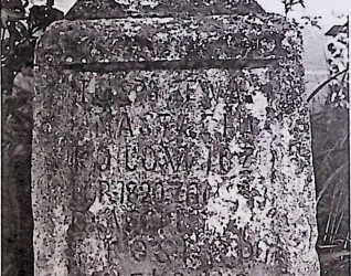 Nagrobek Anastazji Kocowicz z uszkodzonym krzyżem. Cokół prostopadłościenny z ściętymi górnymi narożami i czterospadowym daszkiem. Na froncie prostokątna płycina z inskrypcją.