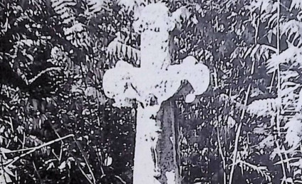 Nagrobek Feliksa Wodnickiego z krzyżem na cokole i dwustopniowej podstawie. Krzyż z figurą Chrystusa i zakończeniami w formie trójliścia. Cokół z profilowaną górą i płyciną z inskrypcją.