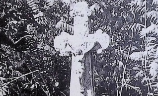 Nagrobek Feliksa Wodnickiego z krzyżem na cokole i dwustopniowej podstawie. Krzyż z figurą Chrystusa i zakończeniami w formie trójliścia. Cokół z profilowaną górą i płyciną z inskrypcją.