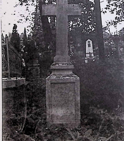 Grób oznaczony prostym krzyżem na cokole. Cokół prostopadłościenny z wklęsłym wierzchołkiem, z prostokątną płytą z inskrypcją.