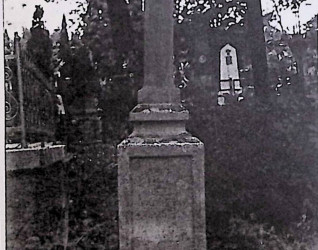 Grób oznaczony prostym krzyżem na cokole. Cokół prostopadłościenny z wklęsłym wierzchołkiem, z prostokątną płytą z inskrypcją.