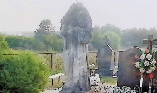 Grób Antoniego Krasnoskiego z bezgłową figurą św. Antoniego trzymającego księgę i lilię, ubrany w habit mnisi. Cokół z półkolistą płyciną inskrypcyjną.