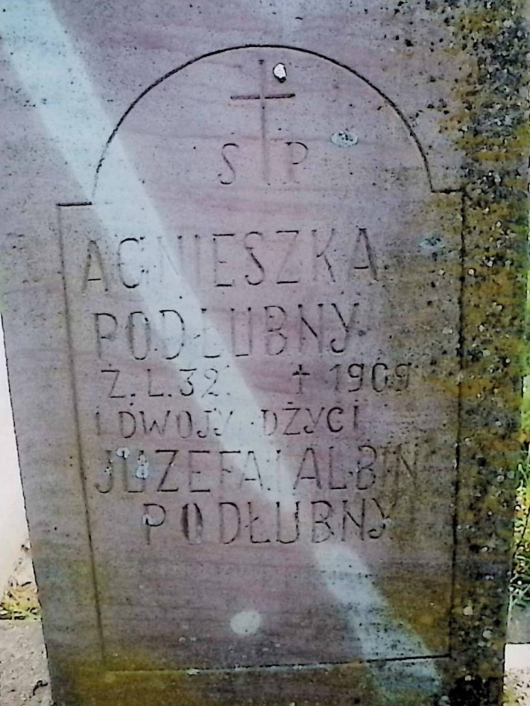 Fotografia przedstawiająca Tombstone of Agnes, Józefa and Albin Podłubny