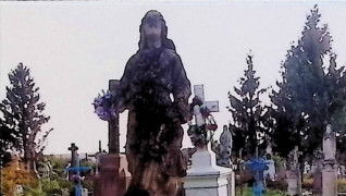 Nagrobek Feliksa Rasiewicza z Aniołem Stróżem i dzieckiem na dwustopniowym cokole. Anioł w kontrapoście, lewą ręką obejmuje głowę dziecka. Chłopiec ze złożonymi dłońmi patrzy na anioła.