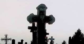 Nagrobek z krzyżem na dwustopniowym cokole. Krzyż ma zakończenia w formie trójliścia i relief Chrystusa na przecięciu. Cokół ma profilowane górne krawędzie i czterospadowy daszek. Na przedniej płycinie wyryta inskrypcja.