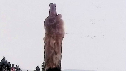 Nagrobek z figurą Matki Bożej trzymającej dzieciątko Jezus na dwustopniowym cokole. Maria w długiej szacie i koronie, stoi boso na skałkach. Jezus wskazuje prawą ręką.