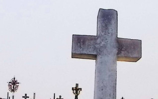 Nagrobek Pawła Zdanowicza z prostym krzyżem na cokole. Front cokołu z prostokątną płyciną z nieczytelną inskrypcją. Podstawa groszkowana.