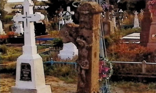 Nagrobek oznaczony krzyżem na dwustopniowym cokole. Krzyż ma ramiona zakończone trójliściem i wypukłorzeźbioną postać Chrystusa na przecięciu, z titulus powyżej. Cokół ma ścięte krawędzie i inskrypcję z przodu.