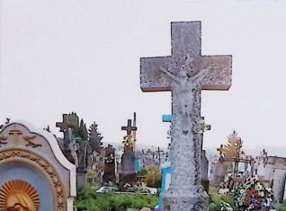 Grób oznaczony krzyżem na dwustopniowym cokole z betonową opaską. Krzyż z żeliwną figurą Chrystusa na przecięciu ramion. Cokół z prostokątnym wypiętrzeniem i spłaszczonymi ostrosłupami po bokach.